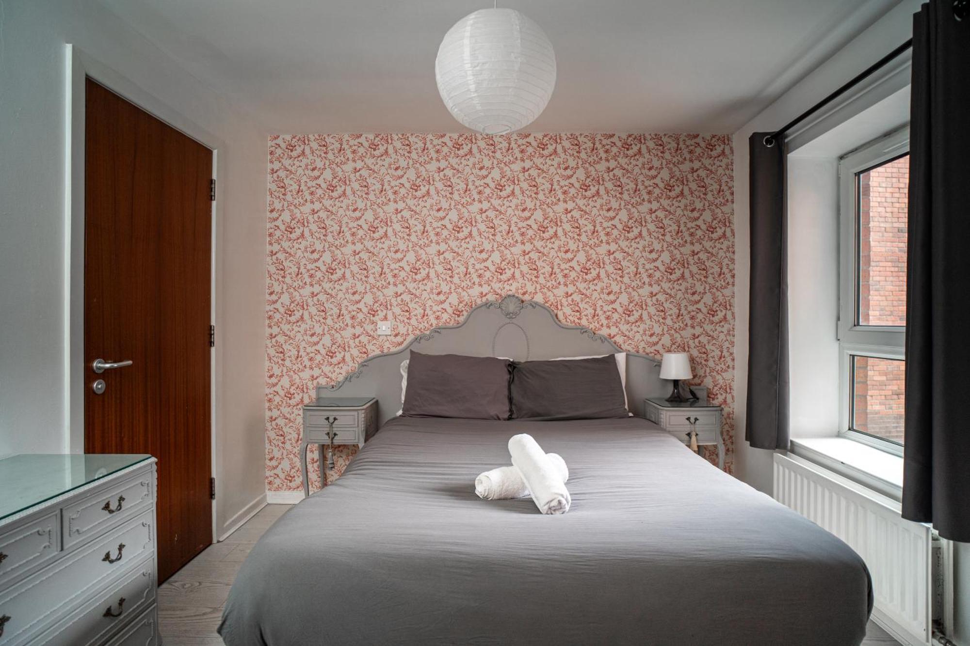 3 Bedroom Central Apartment In Belfast City Centre Экстерьер фото